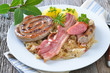 Schlachtplatte auf Holztisch