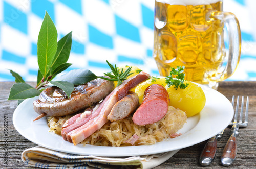Foto: Bayerische Schlachtplatte mit hellem Bier Bayerische Schlachtplatte mit hellem Bier