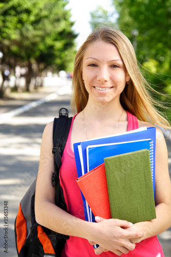 Foto: young woman young woman