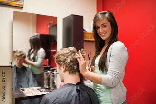 Foto: Blond-haired young man having a haircut Blond-haired young man having a haircut