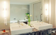 Grosses Badezimmer mit Doppelwaschtisch