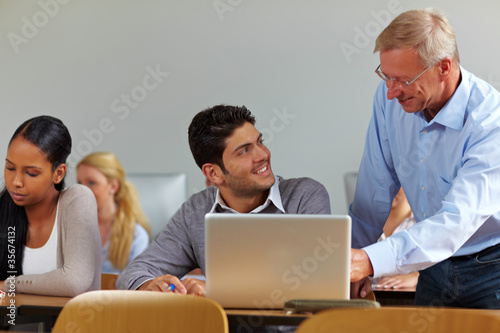 Foto: Student redet mit Dozenten Student redet mit Dozenten