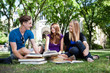 Foto: Students on campus ground Students on campus ground