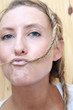ragazza con ciocca di capelli in bocca