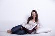 Frau mit sehr großem roten Buch auch Couch