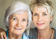 Seniorin mit reifer Tochter