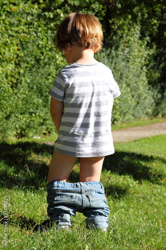Photo: Kind pinkelt in der Natur Kind pinkelt in der Natur