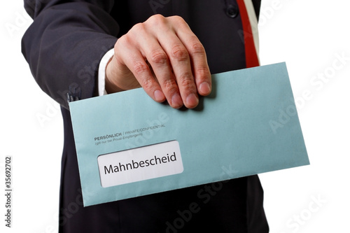 Foto: Mann übergibt Mahnbescheid Mann übergibt Mahnbescheid