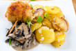 Hähnchenroulade an Bratkartoffen und Rahmchampignons