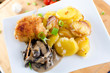 Hähnchenraulade mit Rahmpilze  an Bratkartoffeln