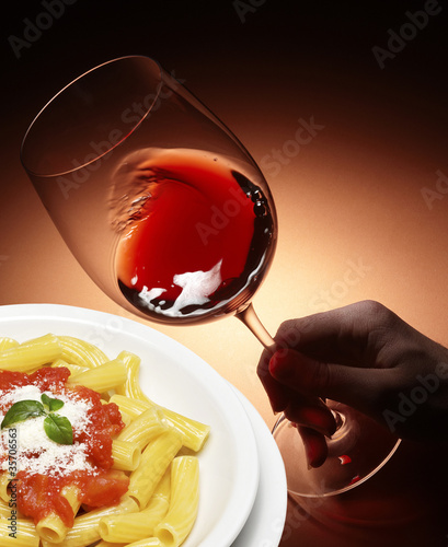 Foto: piatto di maccheroni e vino rosso piatto di maccheroni e vino rosso