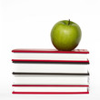 Mela verde sui libri, merenda sana durante lo studio