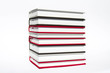Pila di libri su fondo bianco