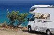 Camper in sosta sulla spiaggia