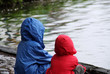 Kinder im Regen am See