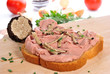 eine Scheibe Brot mit Sommertrüffel auf Kalbsleberwurst