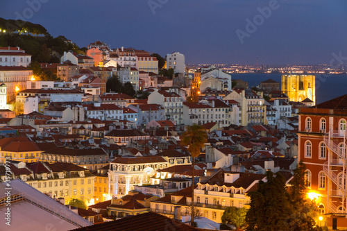 Foto: Lisbon old town at night, Portugal Lisbon old town at night, Portugal