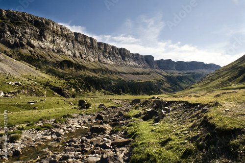 Photo: valle de Ordesa, Pirineos, España valle de Ordesa, Pirineos, España