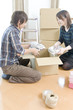引っ越しの荷物を片付ける男女