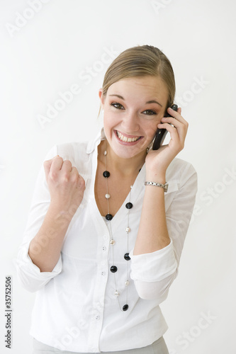 Photo: Jeune femme au téléphone joyeuse Jeune femme au téléphone joyeuse