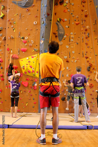 Photo: Homme assurant un grimpeur au mur d'escalade Homme assurant un grimpeur au mur d'escalade