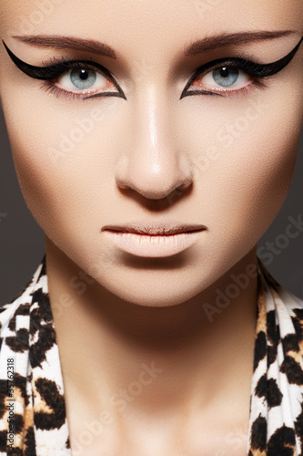 Foto: Fashion model with cat eye liner make-up, leopard print scarf Fashion model with cat eye liner make-up, leopard print scarf