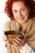 Foto: Woman holding bowl of soup Woman holding bowl of soup