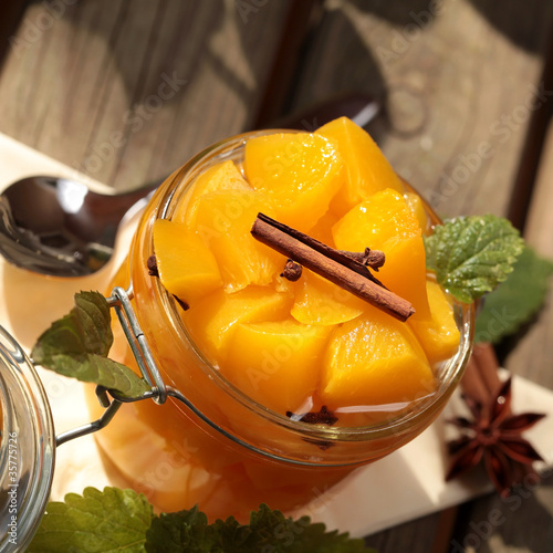 Photo: Obst in Würfeln mit Gewürzen im Glas Obst in Würfeln mit Gewürzen im Glas