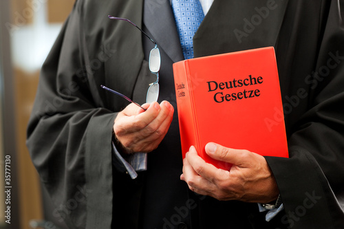 Photo: Anwalt mit Gesetzbuch Anwalt mit Gesetzbuch
