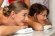 Wellness - Freundinnen bei der Massage