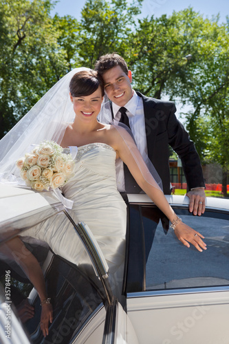 Foto: Wedding Couple Portrait with Limo Wedding Couple Portrait with Limo