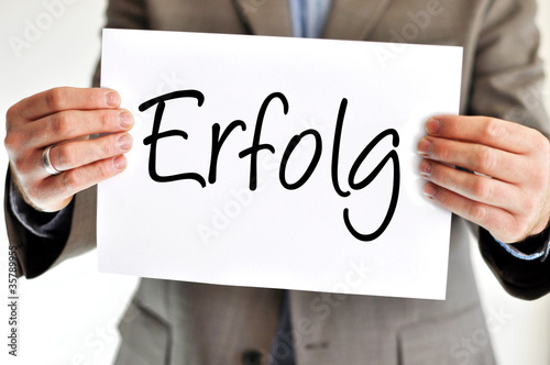 Foto: Mann mit Plakat - Erfolg Mann mit Plakat - Erfolg
