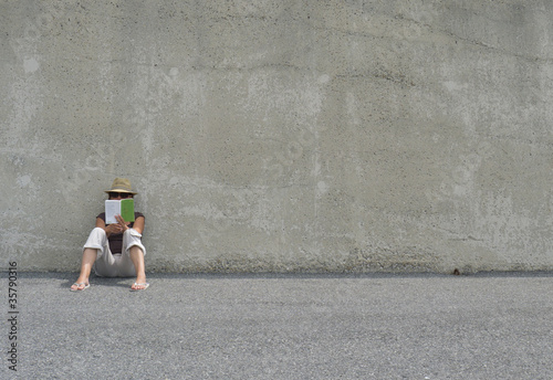 Photo: lecture contre le mur lecture contre le mur