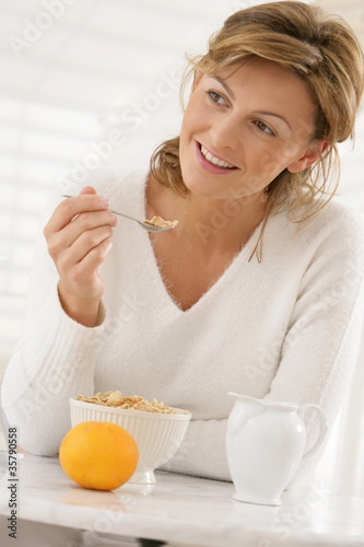 Photo: Femme - Petit déjeuner diététique Femme - Petit déjeuner diététique