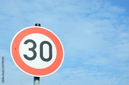 Foto: Verkehrsschild ''30'' Verkehrsschild ''30''