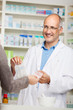 apotheker verkauft ein medikament