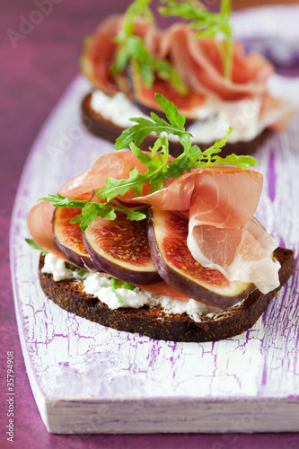 Foto: prosciutto, fig, and cheese sandwich prosciutto, fig, and cheese sandwich