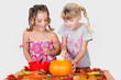 Mädchen basteln Halloweenkürbis