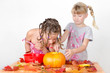 Kinder basteln Halloweenkürbis