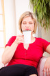 junge blonde Frau beim Kaffeegenuss