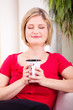 junge blonde Frau beim Kaffeegenuss