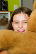 Kleines Mädchen mit Kuscheltier Kleines Mädchen mit Kuscheltier