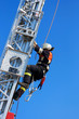 Feuerwehrmann klettert auf Drehleiter