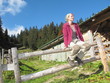 Frau macht Rast bei Wanderung