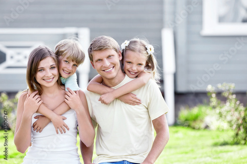 Foto: Embracing family Embracing family