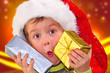 Kind staunt über Geschenke