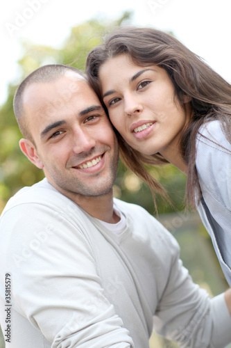 Foto: Young lovin couple in town Young lovin couple in town