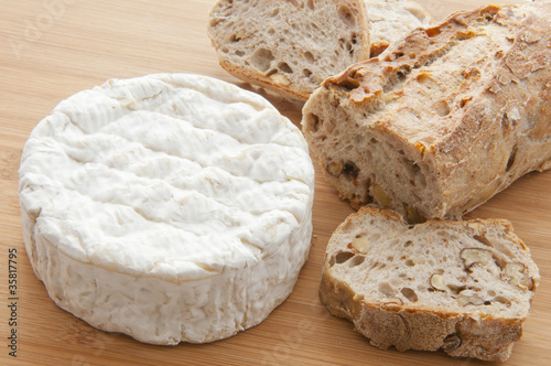Photo: Pain au noix et camembert Pain au noix et camembert