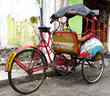 Foto: tricycle rickshaws on the streets of Yogyakarta tricycle rickshaws on the streets of Yogyakarta