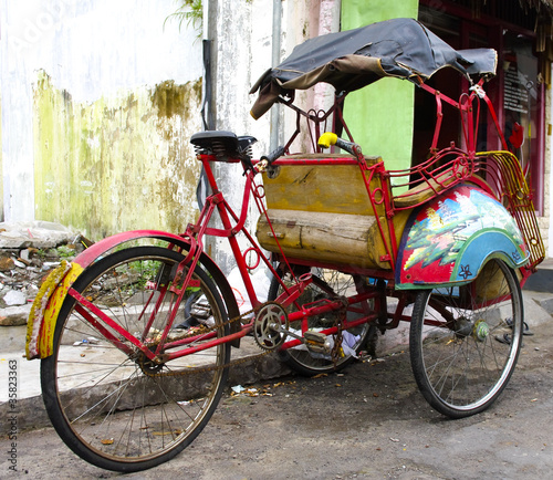 Foto: tricycle rickshaws on the streets of Yogyakarta tricycle rickshaws on the streets of Yogyakarta